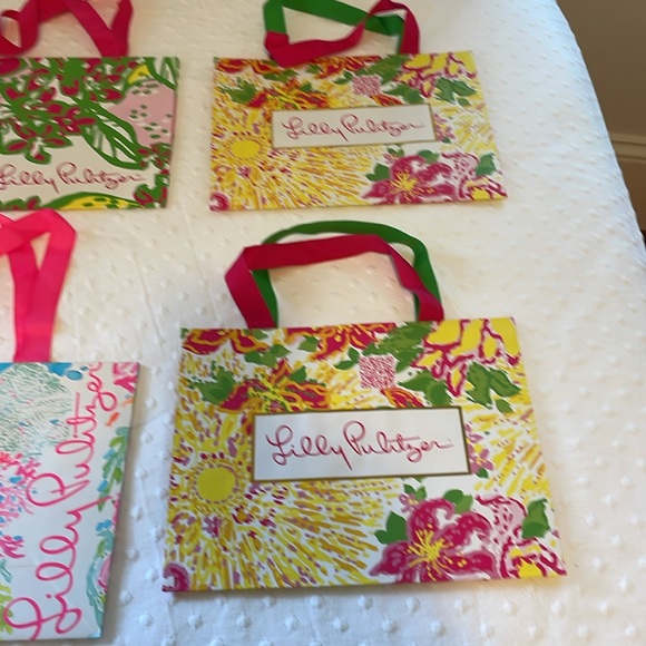 Lilly Pulitzer paper gift bags set of 6 - Picture 3 of 4